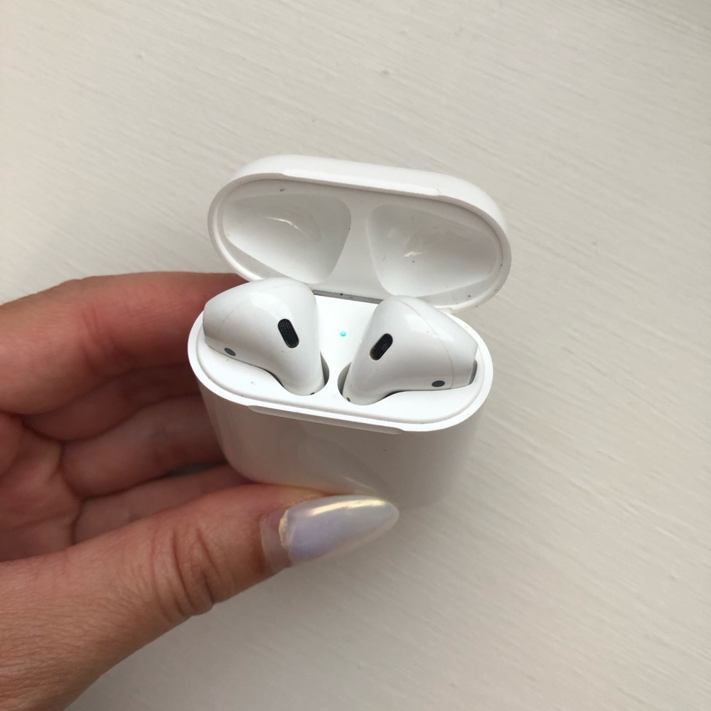 AirPods 2 with charging case